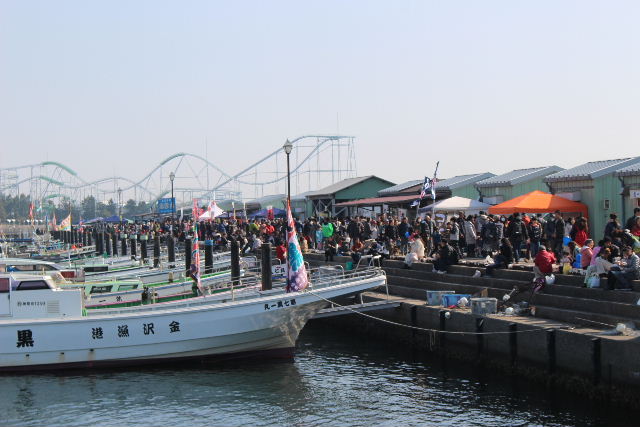 金沢漁港 海産物フェスタの会場内（漁港側面）